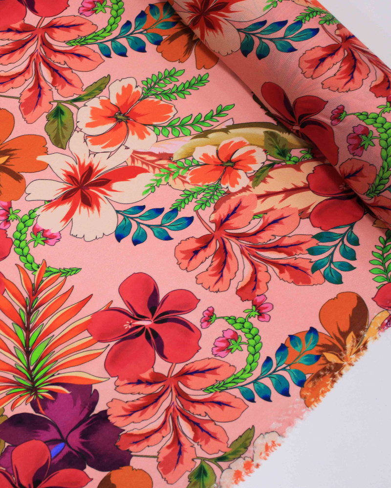 Tecido Crepe GGT Italiano Campo Floral Colorido e Tons de Rosa