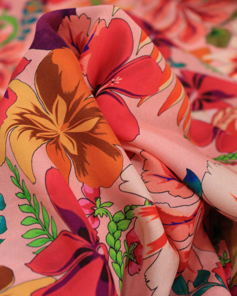 Tecido Crepe GGT Italiano Campo Floral Colorido e Tons de Rosa