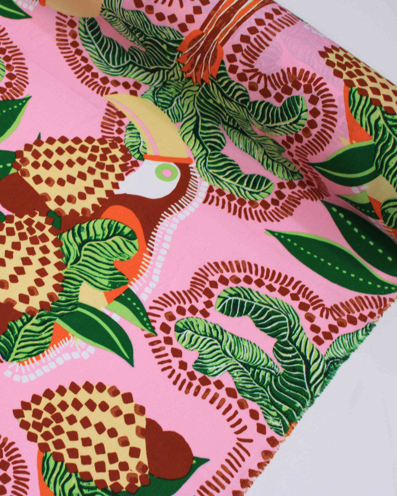 Tecido Viscose Macro Tucanos e Folhagens Terracota, Verde e Rosa