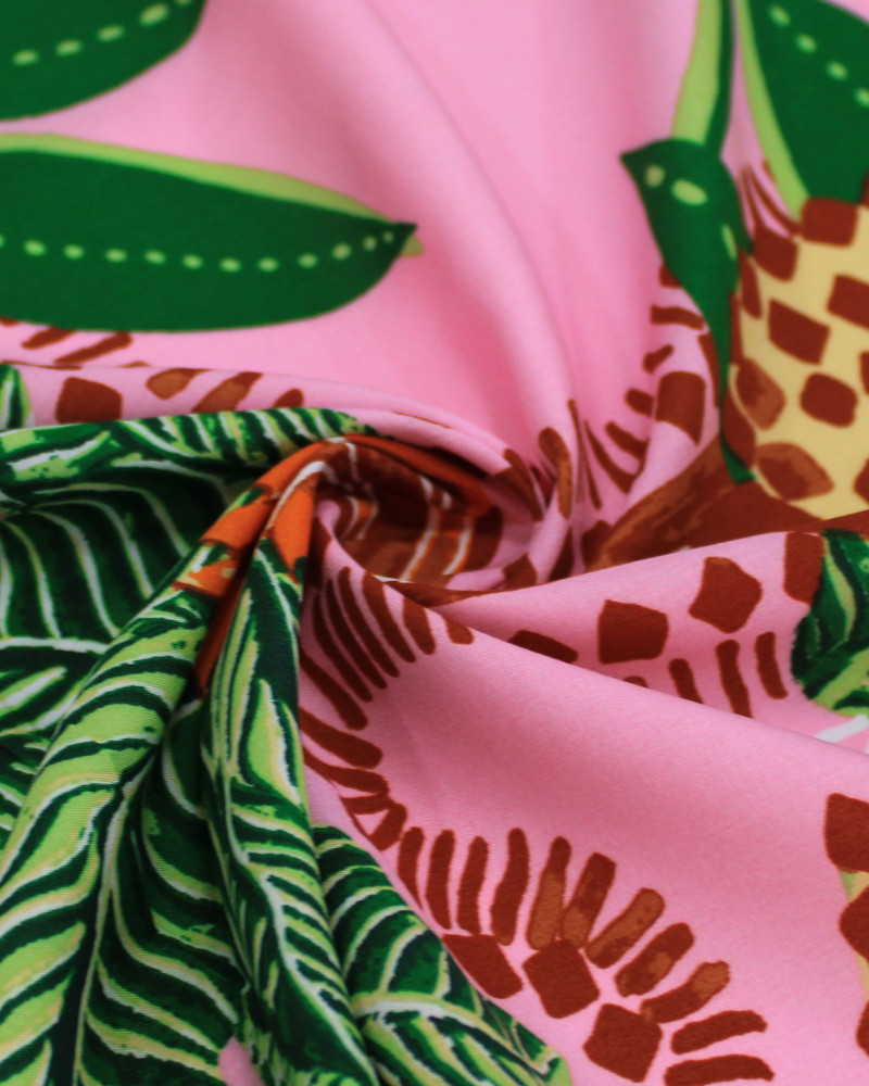Tecido Viscose Macro Tucanos e Folhagens Terracota, Verde e Rosa