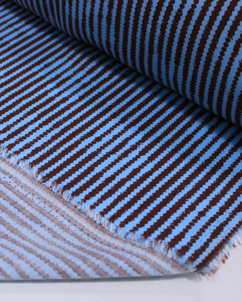 Tecido Viscose Texturizada Campo Floral Abstrato em Listras Pontilhadas Marrom e Azul