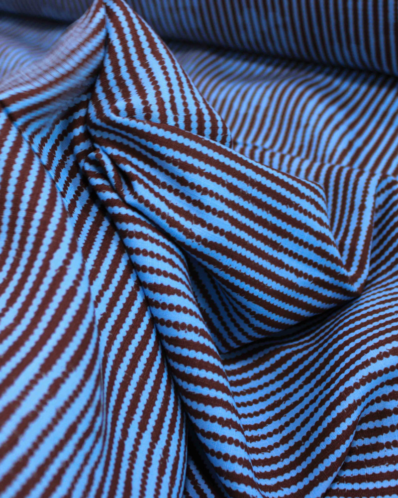 Tecido Viscose Texturizada Campo Floral Abstrato em Listras Pontilhadas Marrom e Azul