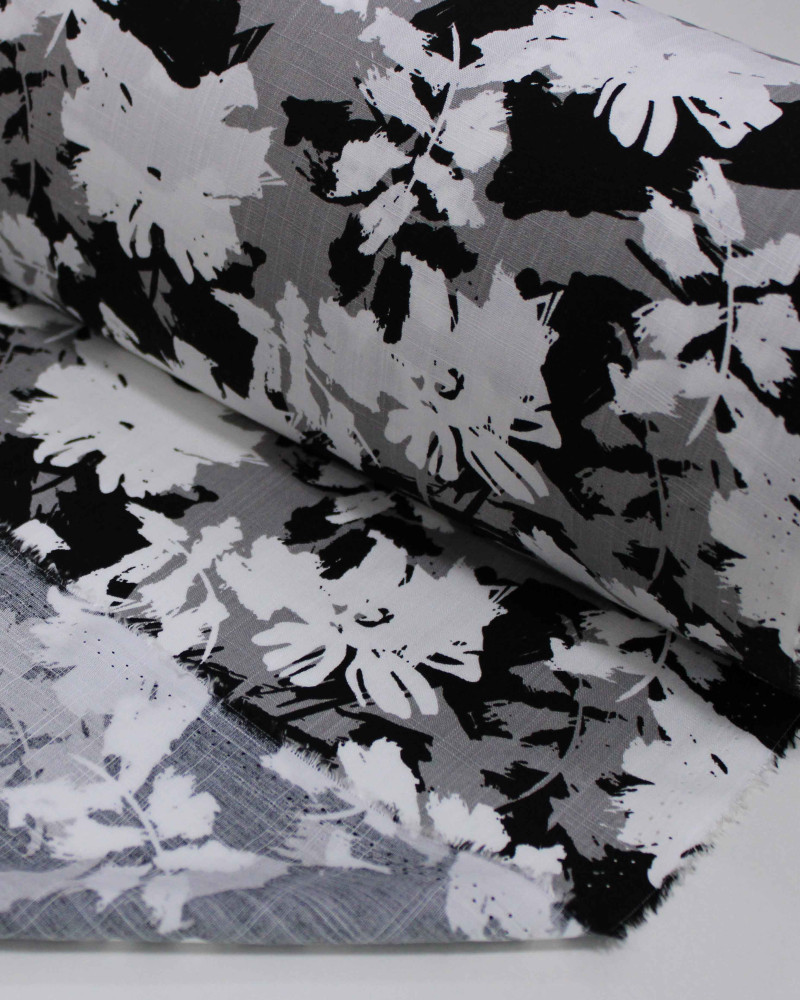Tecido Viscose Texturizada Folhas Abstratas Sobrepostas Branco, Cinza e Preto