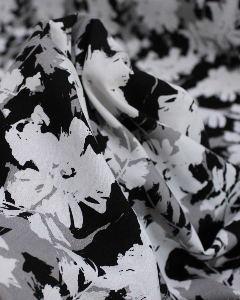 Tecido Viscose Texturizada Folhas Abstratas Sobrepostas Branco, Cinza e Preto