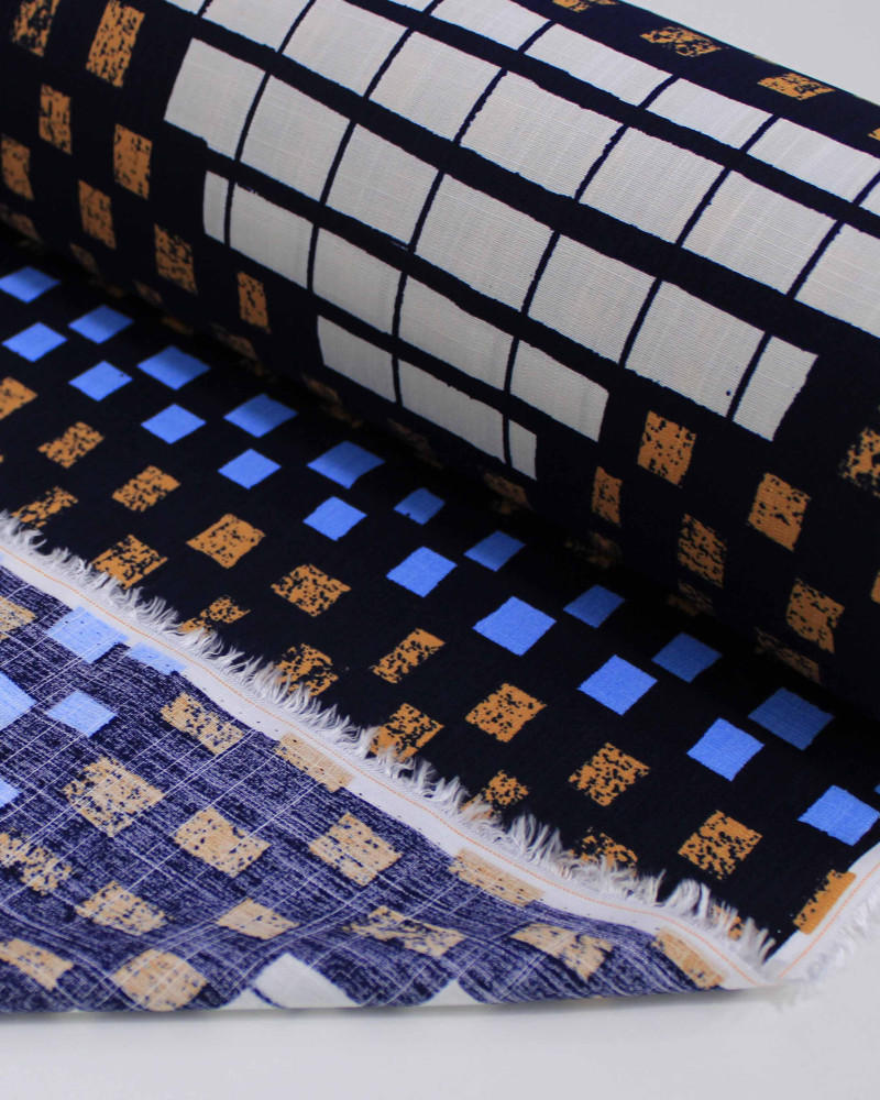 Tecido Viscose Texturizada Listras Geométricas Offwhite, Laranja e Tons de Azul