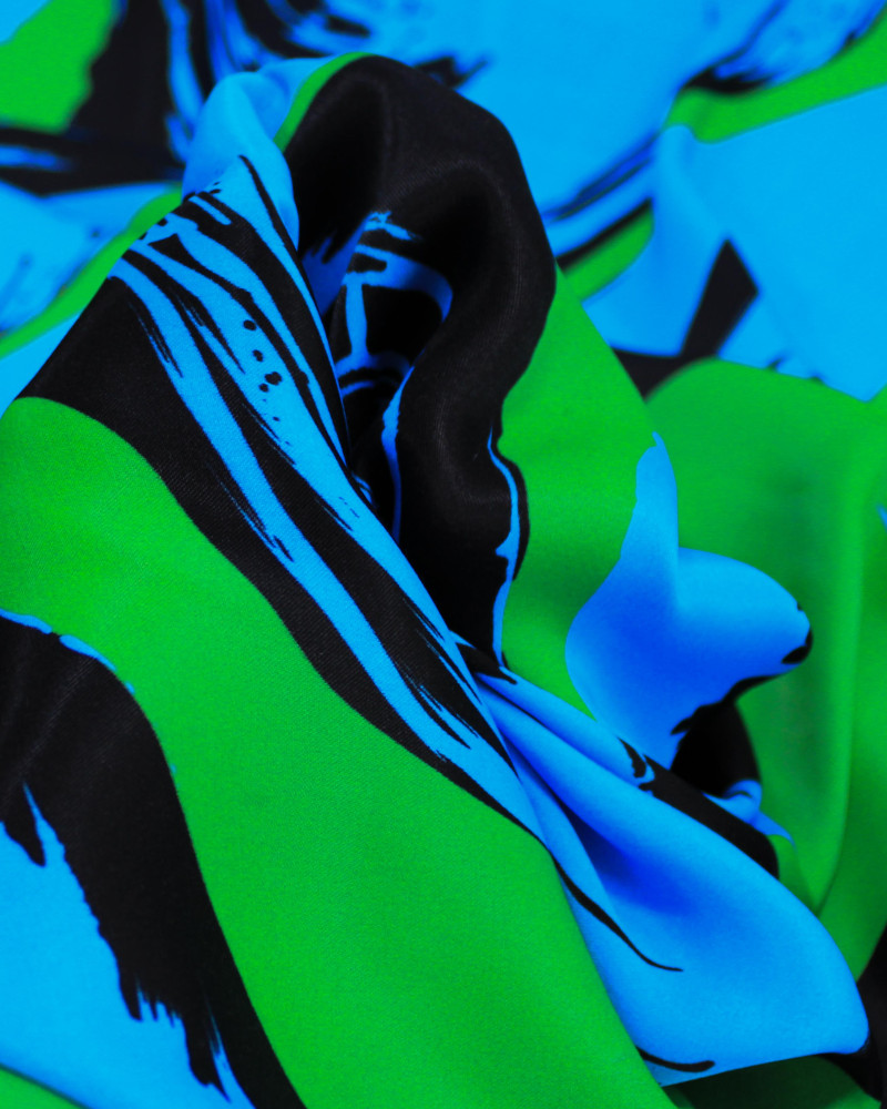 Tecido Viscose Acetinada Macro Estampa Abstrata Preto, Azul e Verde