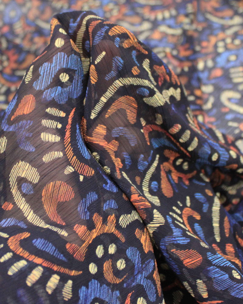 Tecido Crepe Chiffon Texturizado Italiano Estampa Absrata em Riscos Colorido e Preto