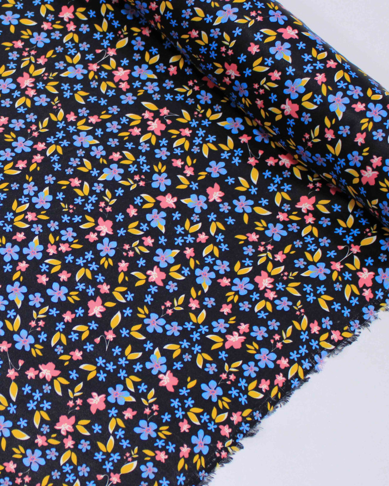 Tecido Viscose Acetinada Italiano Micro Tapete Floral Rosa, Azul e Preto