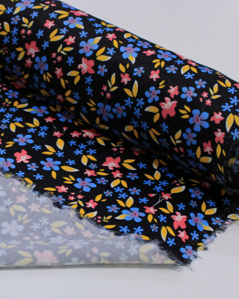 Tecido Viscose Acetinada Italiano Micro Tapete Floral Rosa, Azul e Preto