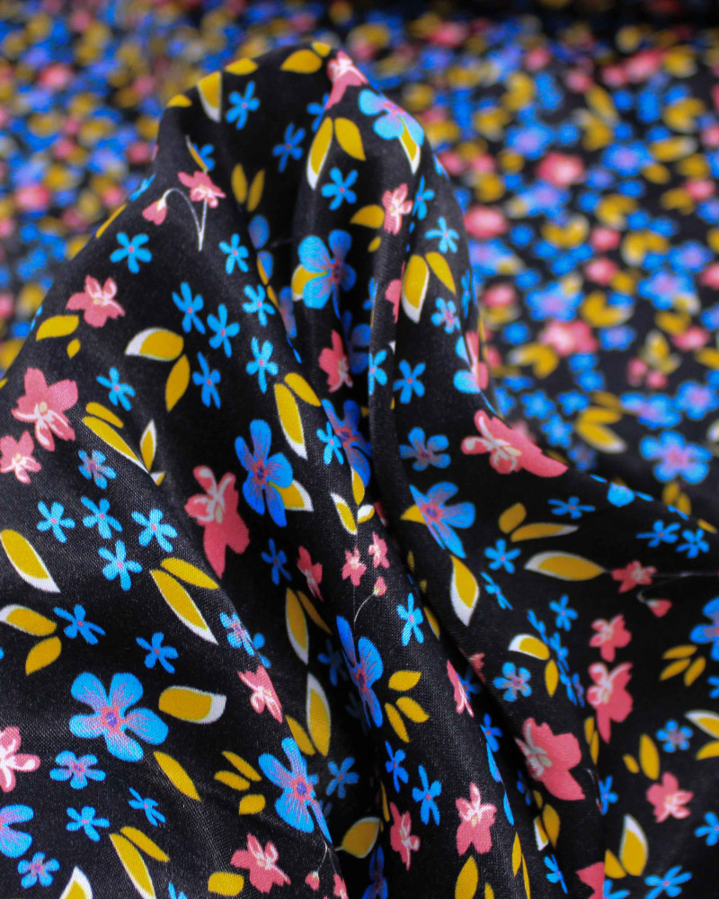 Tecido Viscose Acetinada Italiano Micro Tapete Floral Rosa, Azul e Preto