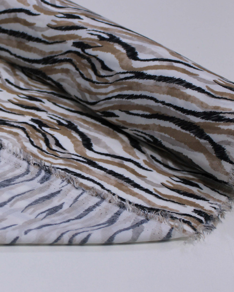 Tecido Viscose Italiana Listras Onduladas Preto, Tons de Bege e Branco