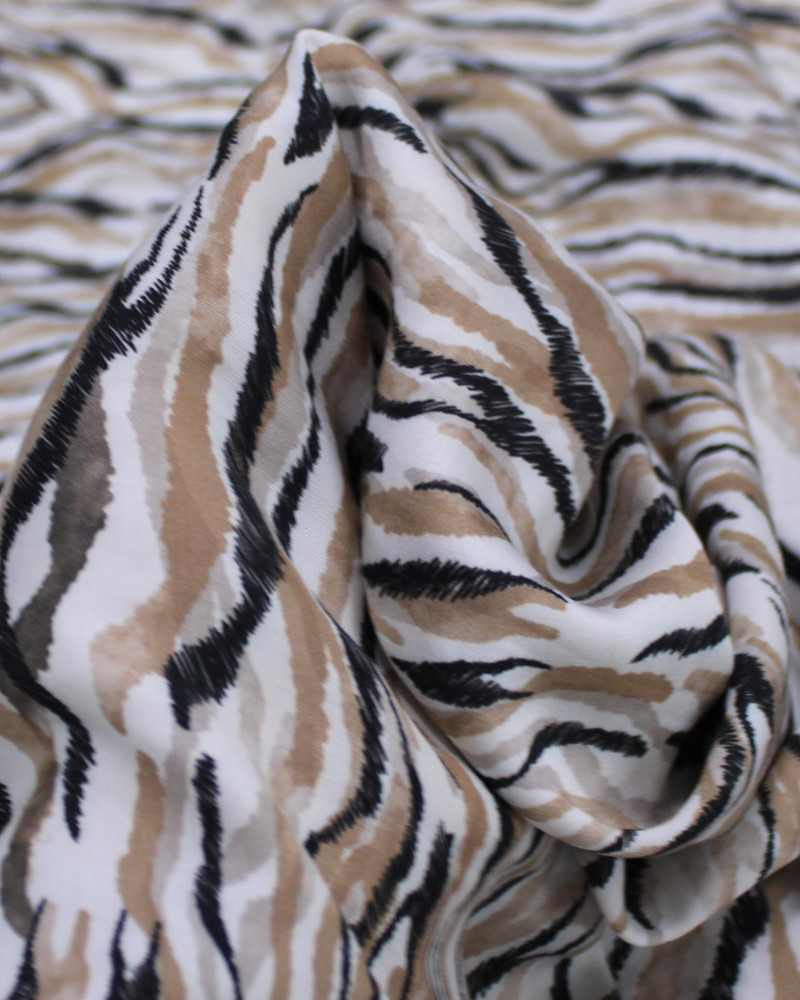 Tecido Viscose Italiana Listras Onduladas Preto, Tons de Bege e Branco