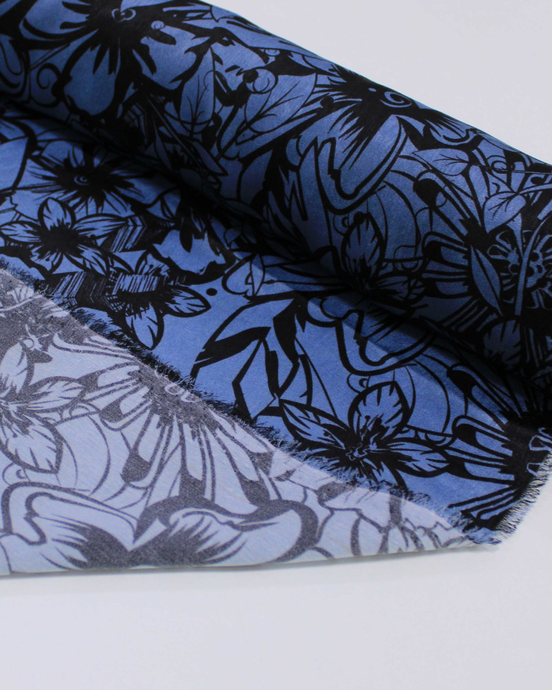 Tecido Viscose Acetinado Italiano Tapete Floral Preto e Azul Petróleo