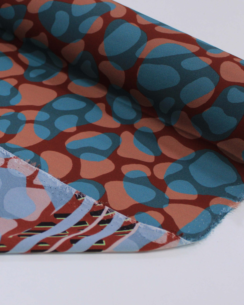 Tecido Crepe de Viscose Italiano Listrras e Pingos Irregulares Sobrepostos Colorido