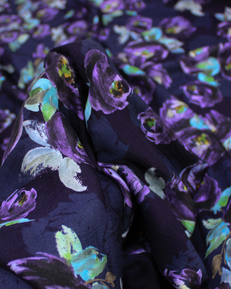 Tecido Viscose Acetinada Italiano Campo de Flores Roxo e Tons de Cinza