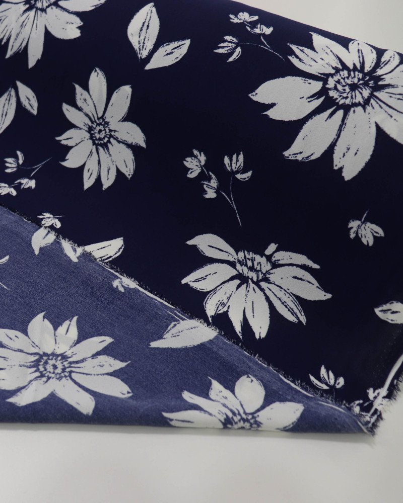 Tecido Crepe Koshibo Leve Margaridas Branco e Azul Marinho