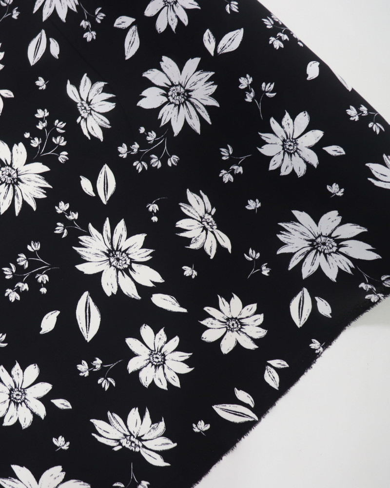 Tecido Crepe Koshibo Leve Margaridas Branco e Preto