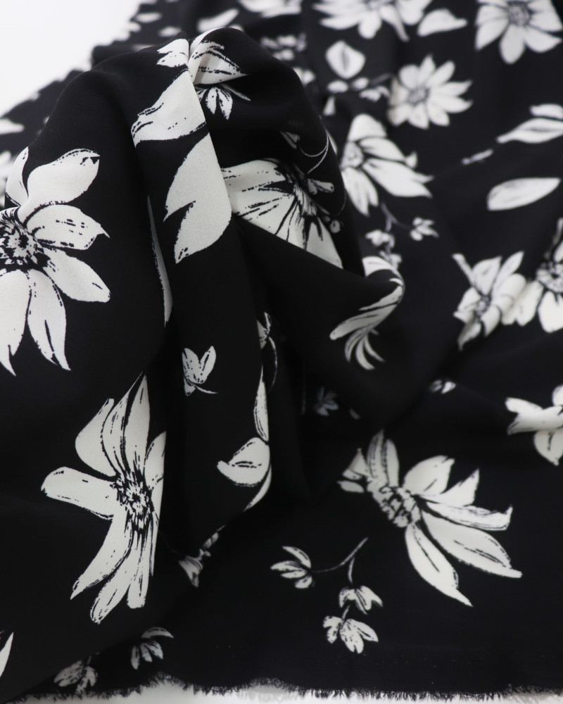 Tecido Crepe Koshibo Leve Margaridas Branco e Preto