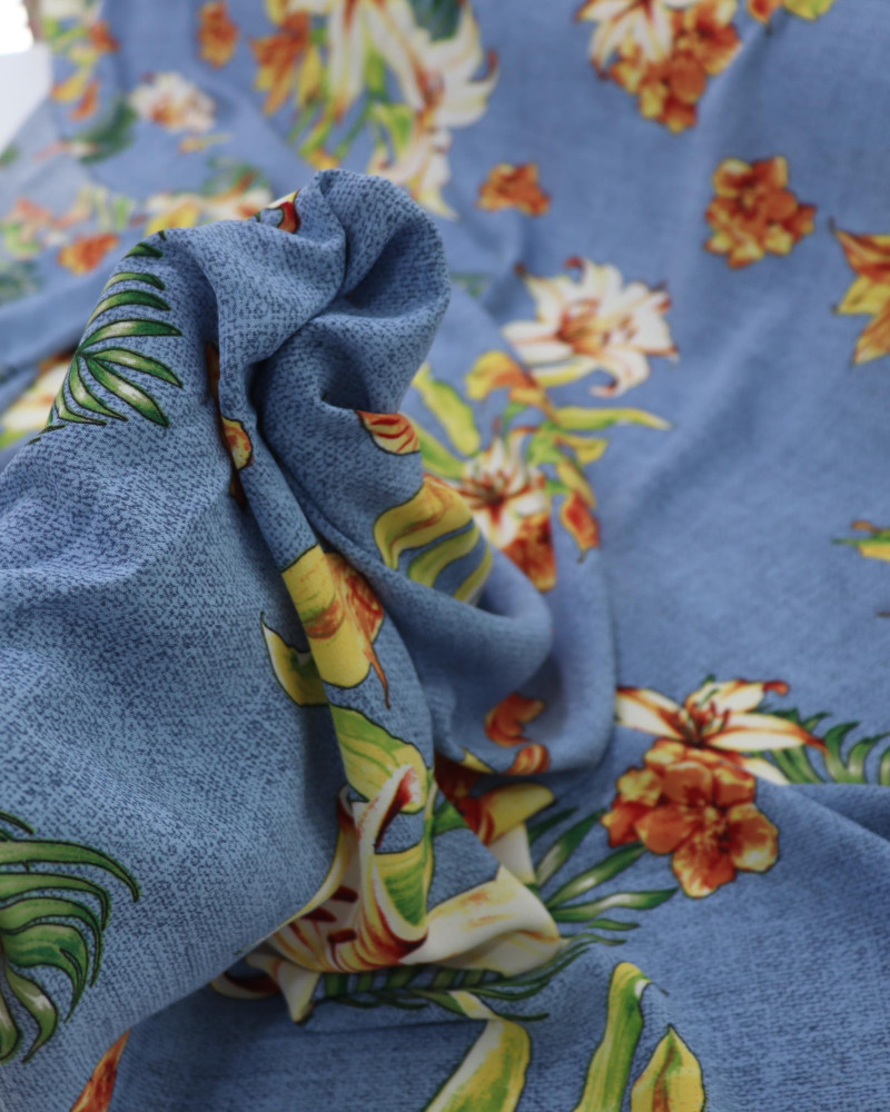 Tecido Crepe Koshibo Leve Macro Lírios Amarelo e Azul Índigo