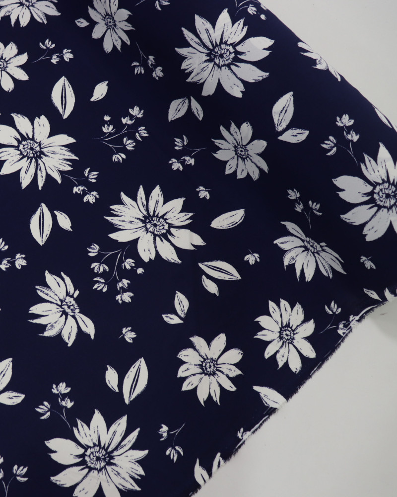 Tecido Crepe Koshibo Leve Margaridas Branco e Azul Marinho