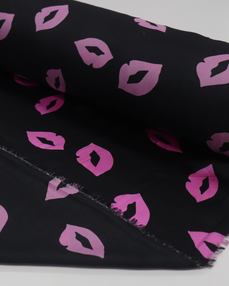 Tecido Crepe Silk Fino Beijos Rosa e Preto
