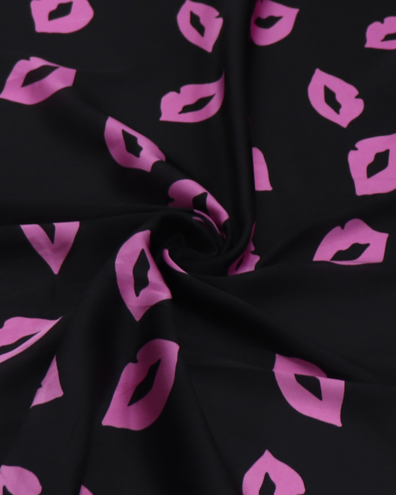 Tecido Crepe Silk Fino Beijos Rosa e Preto