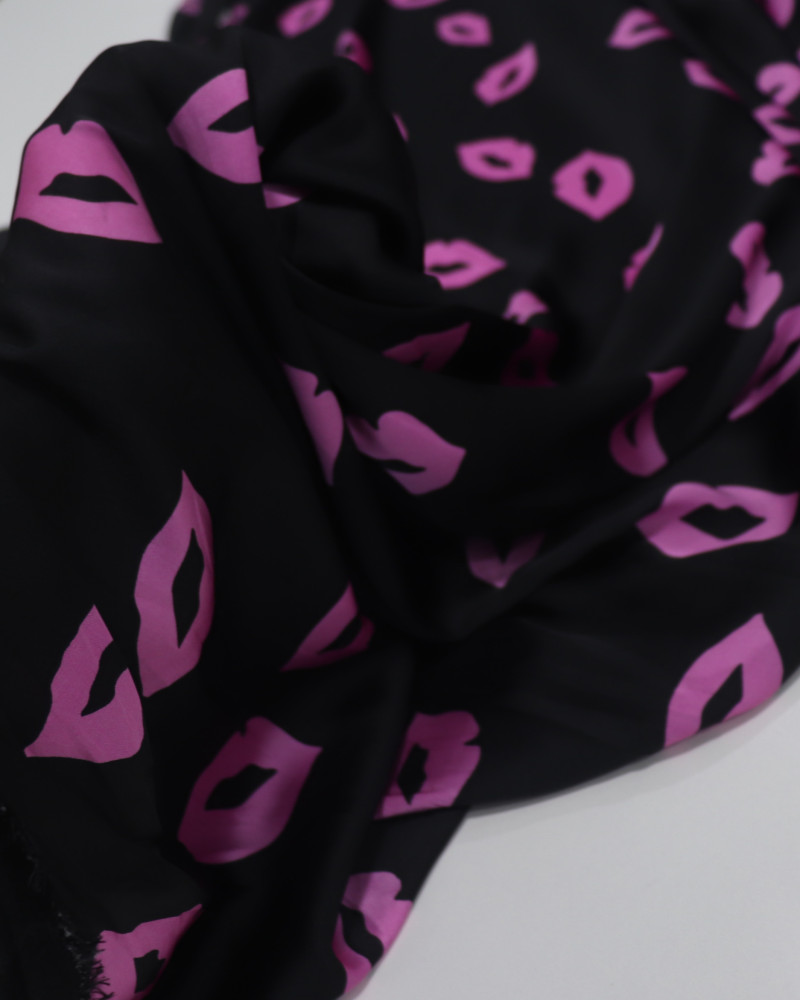 Tecido Crepe Silk Fino Beijos Rosa e Preto