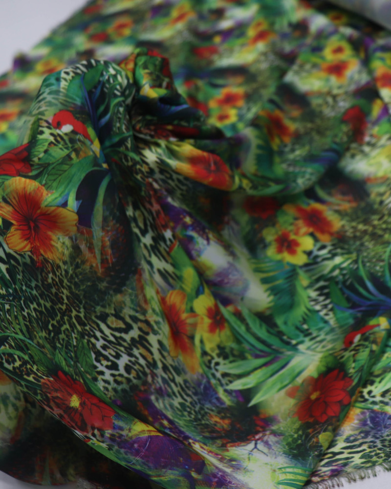 Tecido Crepe Silk Animal Print Tons de Verde