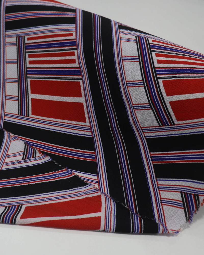 Tecido Crepe Bubble Estampa em Recortes Branco, Vermelho e Preto