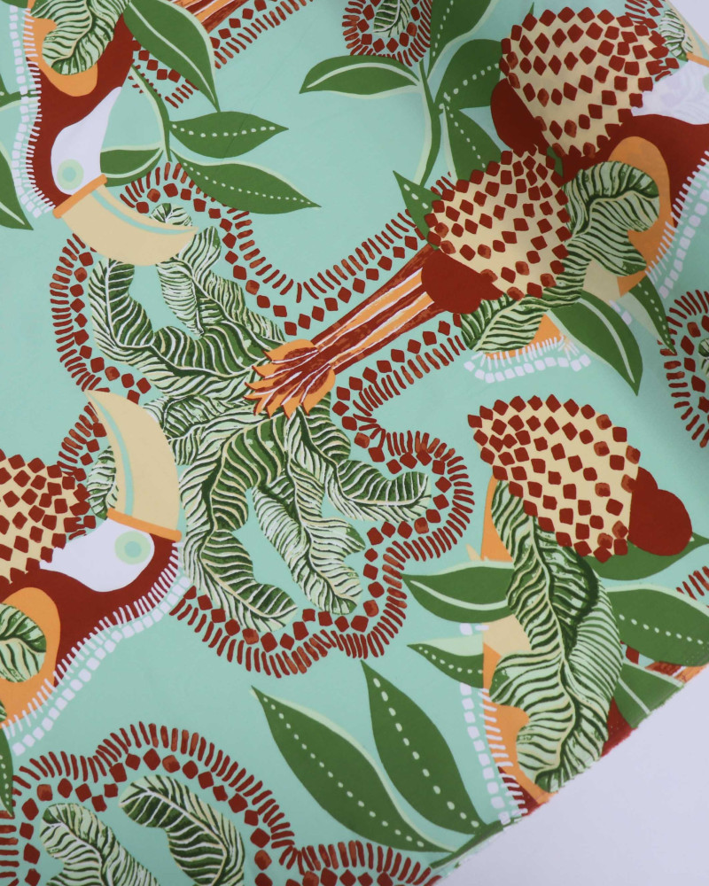 Tecido Viscose Macro Tucanos e Folhagens Terracota, Verde e Sálvia (1.6m)