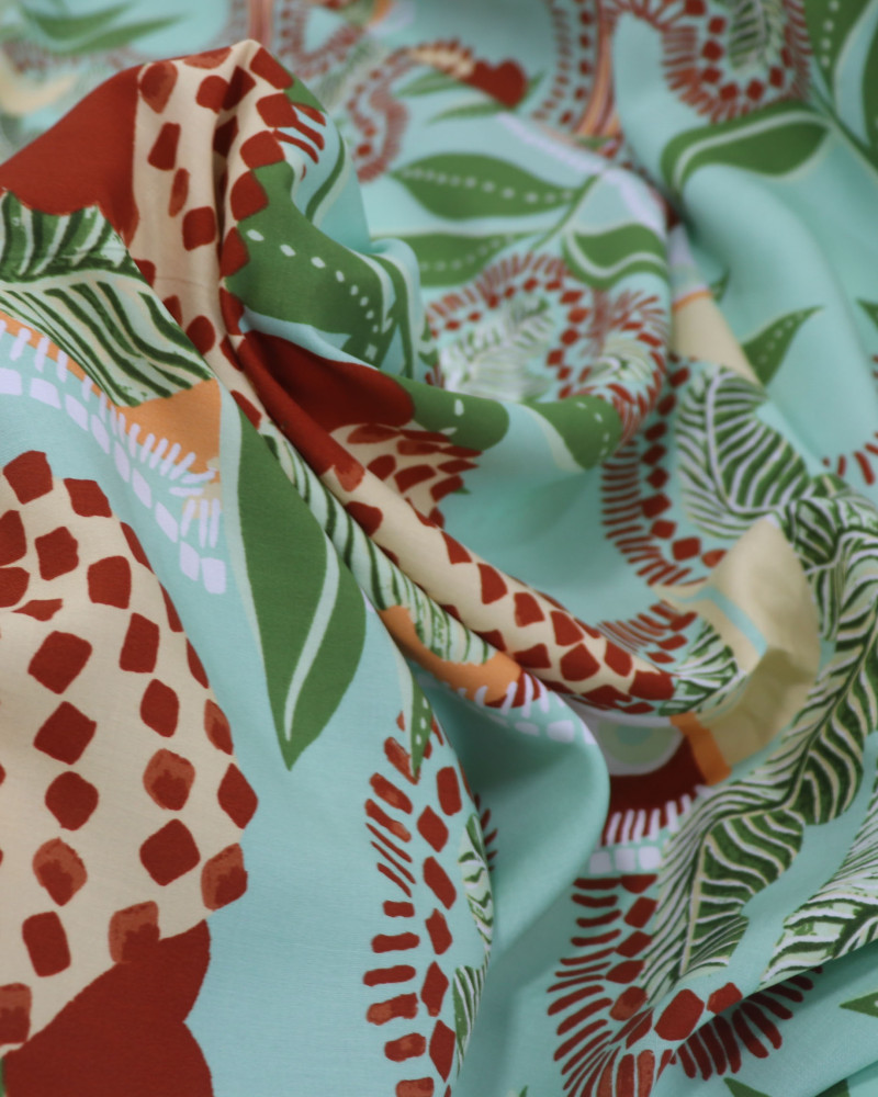 Tecido Viscose Macro Tucanos e Folhagens Terracota, Verde e Sálvia (1.6m)