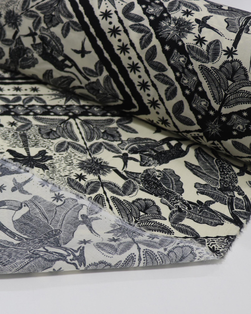 Tecido Viscose Estampa Lenço Tropical Creme e Preto