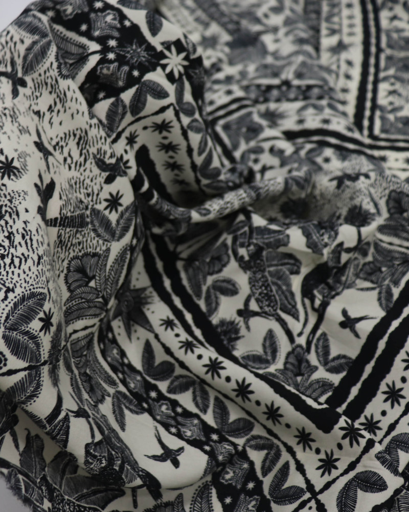 Tecido Viscose Estampa Lenço Tropical Creme e Preto