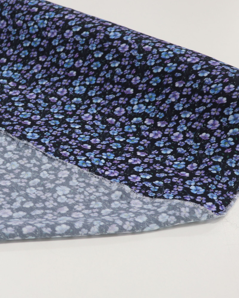 Tecido Crepe de Viscose Italiano Campo Floral Azul, Lilás e Preto