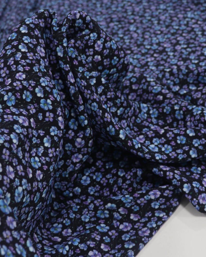 Tecido Crepe de Viscose Italiano Campo Floral Azul, Lilás e Preto