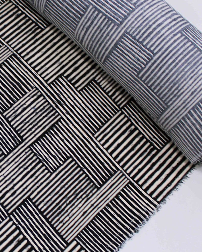 Tecido Viscose Texturizada Listras Geométricas Creme e Preto