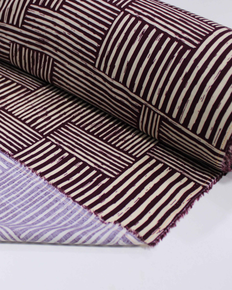 Tecido Viscose Texturizada Listras Geométricas Creme e Roxo Imperial