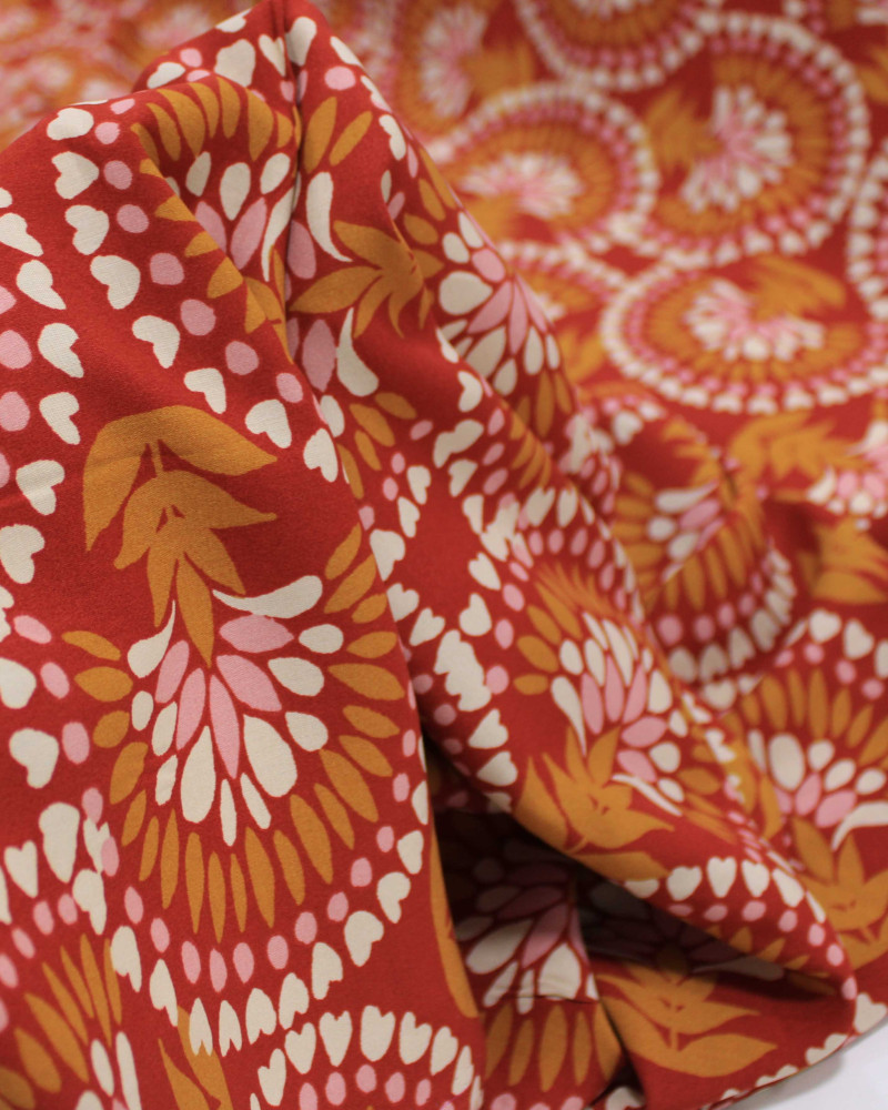 Tecido Viscose Arcos e Corações Offwhite, Caramelo e Vermelho