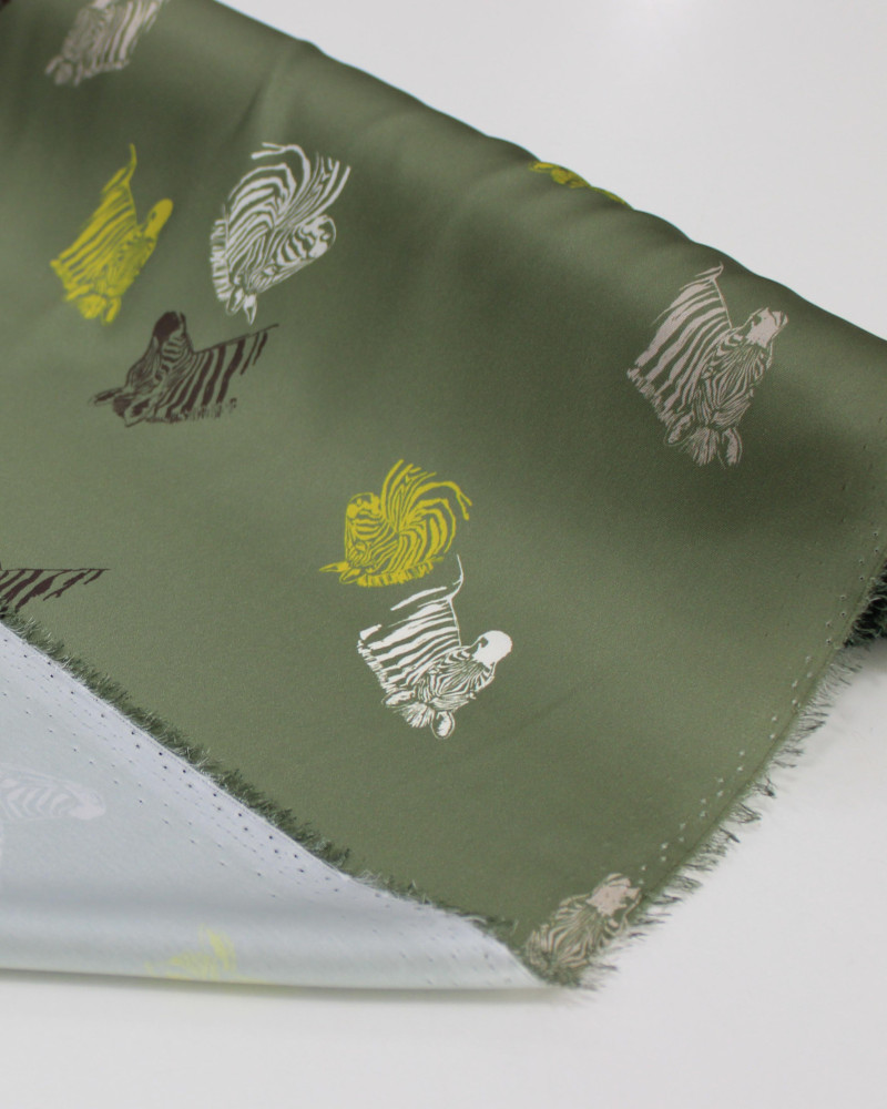 Tecido Crepe Silk Italiano Zebras Coloridas e Verde Militar
