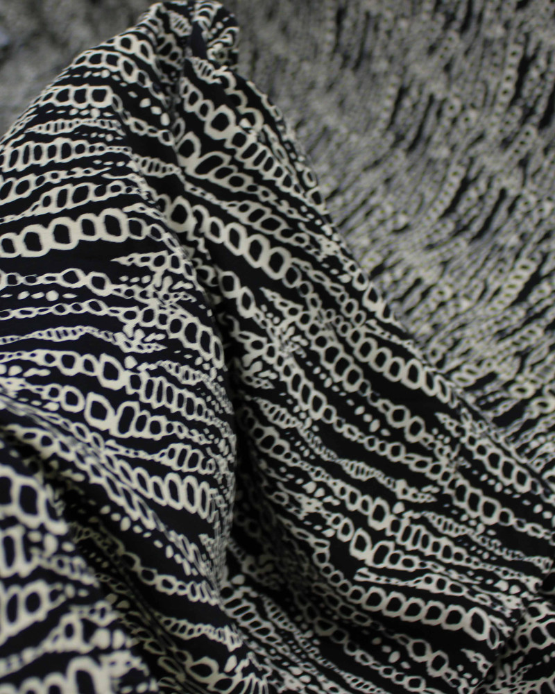 Tecido Viscose Correntes Onduladas Offwhite e Preto