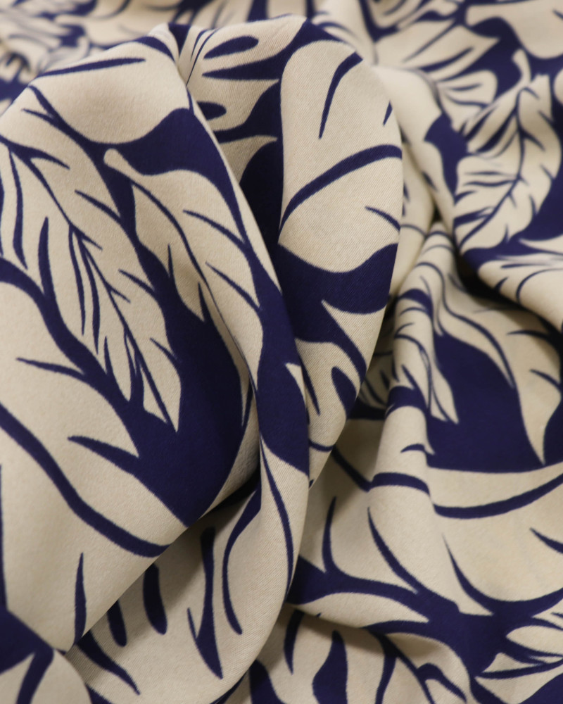 Tecido Crepe Koshibo Macro Folhagens Bege e Azul Marinho