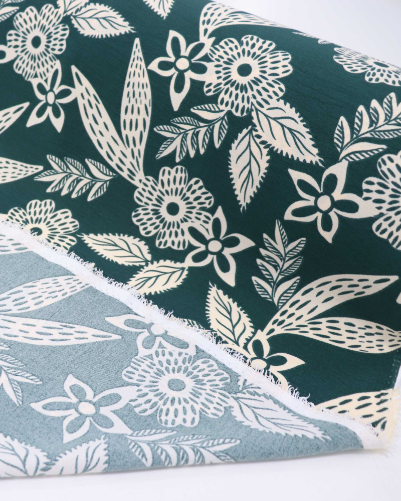 Tecido Crepe Koshibo Pintura Floral Pontilhada Creme e Verde Esmeralda