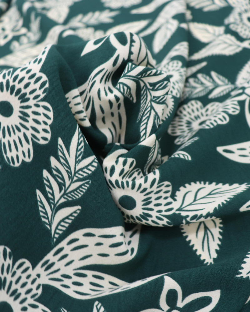 Tecido Crepe Koshibo Pintura Floral Pontilhada Creme e Verde Esmeralda