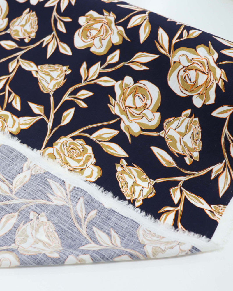 Tecido Viscose Texturizada Rosas de Outono Creme e Azul Marinho