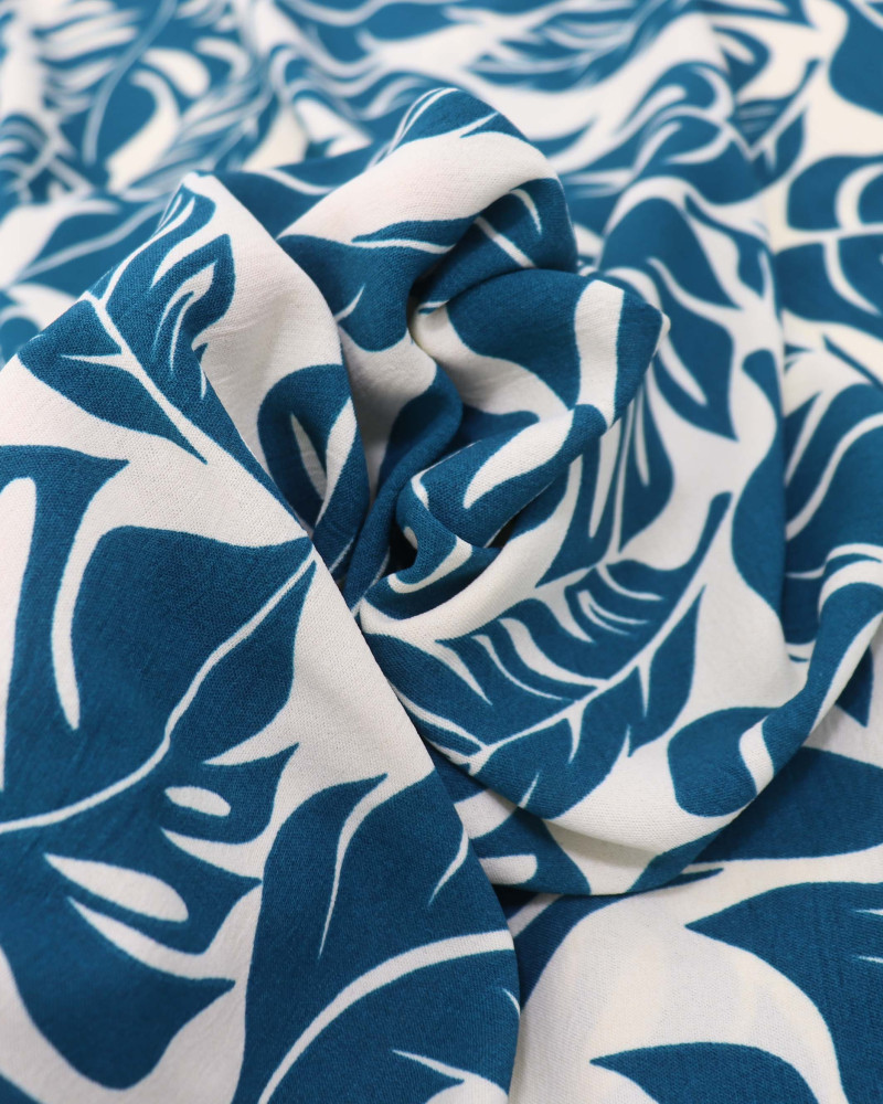 Tecido Crepe Koshibo Macro Folhagens Azul Petróleo e Creme
