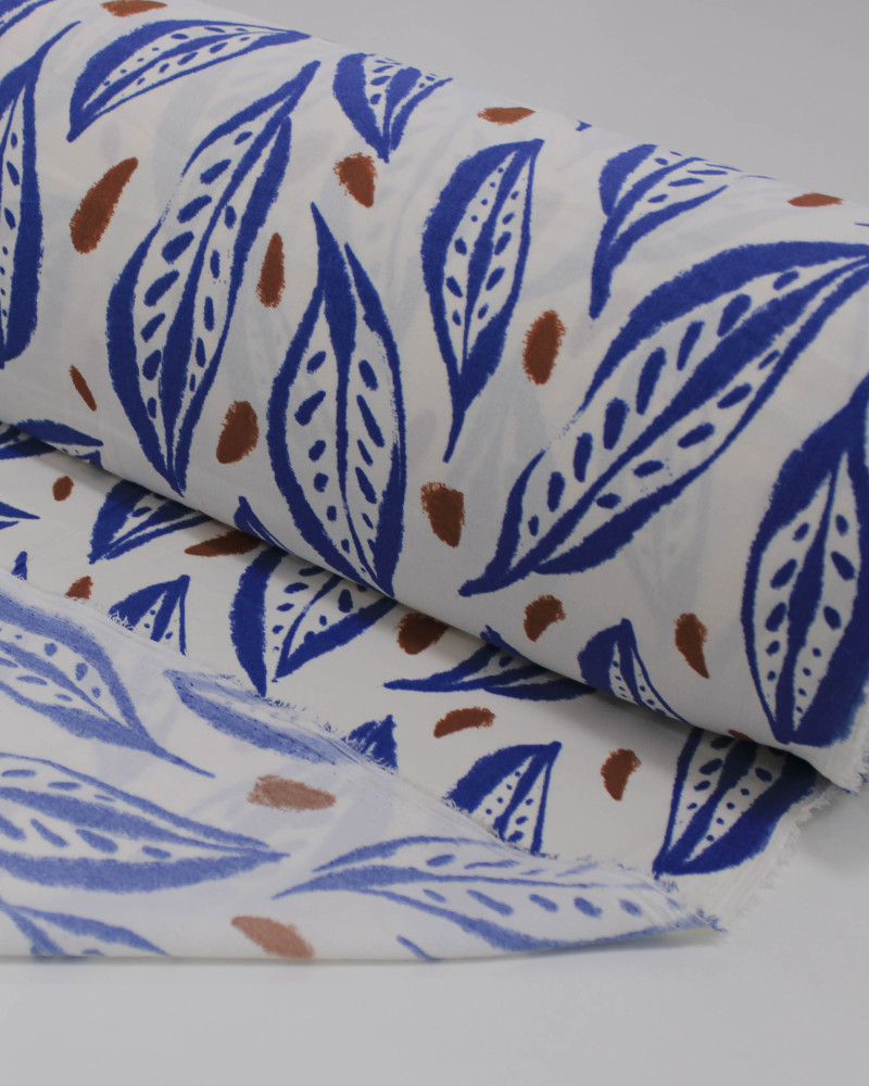Tecido Crepe Koshibo Macro Folhas Marrom, Azul e Offwhite