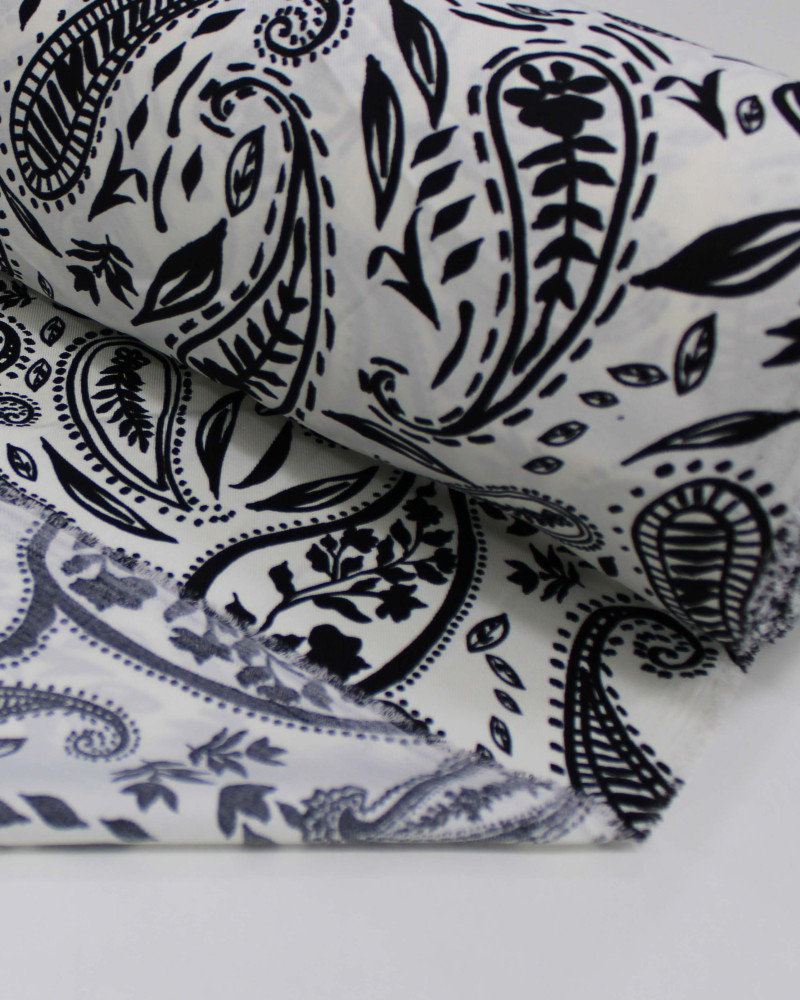 Tecido Crepe Sarjado Cashmere Estampado Preto e Offwhite