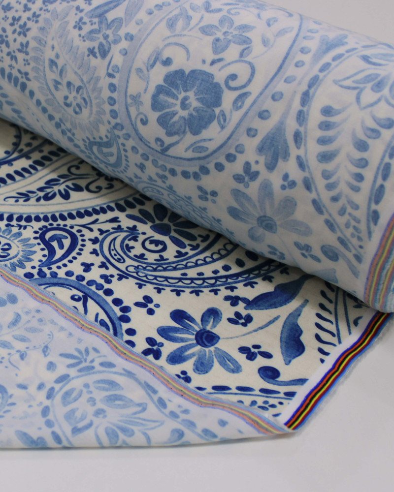 Tecido Viscose Premium Paisley Floral Azul e Offwhie