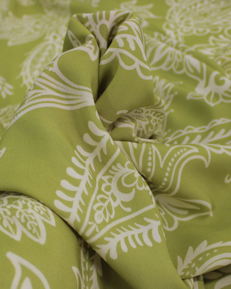 Tecido Viscose Premium Macro Paisley Estampado Offwhite e Verde Abacate