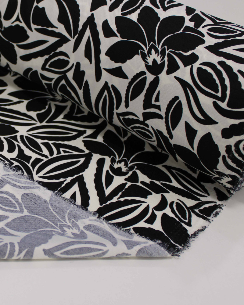 Tecido Crepe Sarjado Folhas e Flores Abstratas Preto e Offwhite
